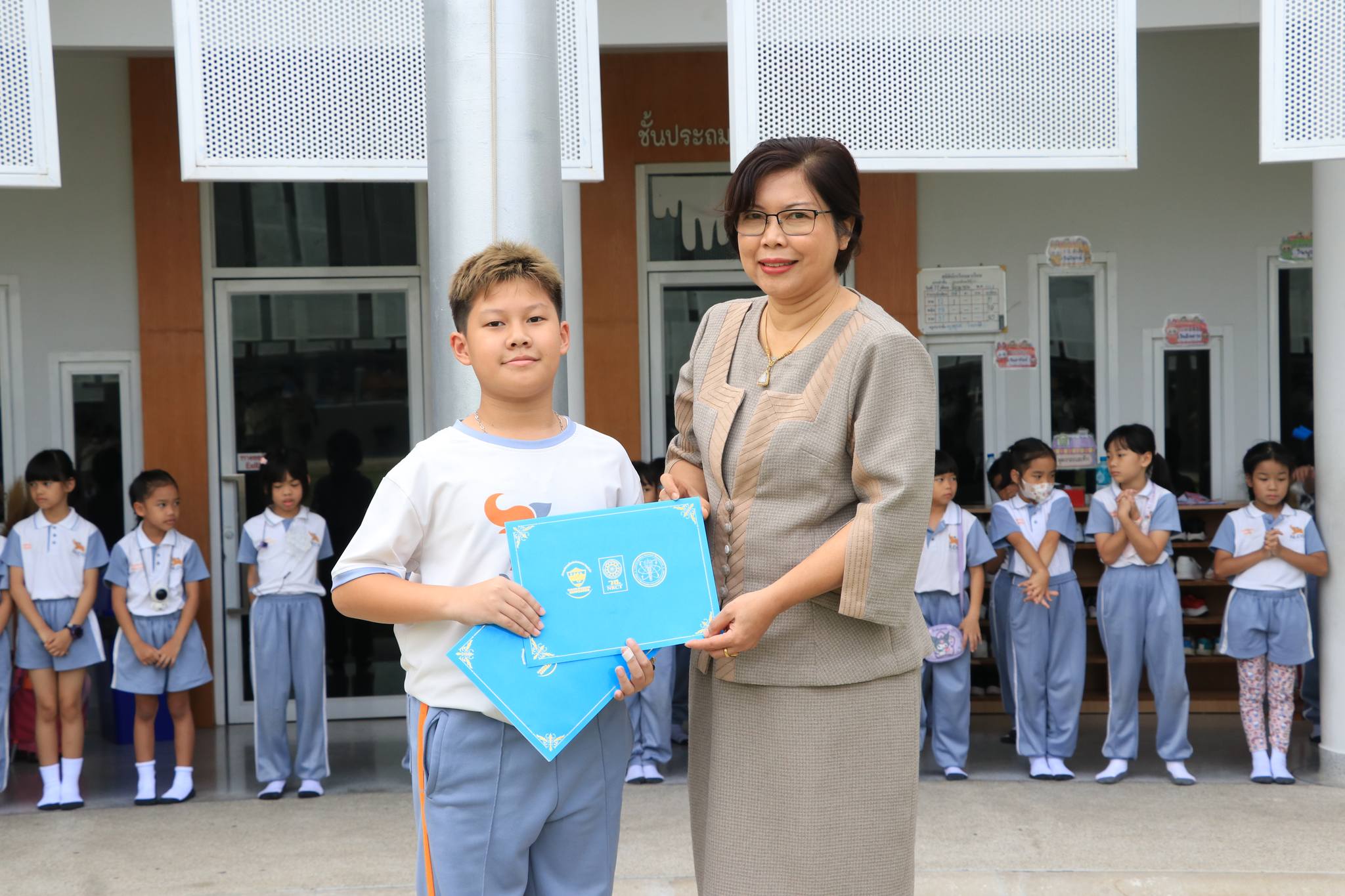 มอบเกียรติบัตรให้กับ เด็กชายพศิน พิษณุวรรณ นักเรียนชั้น ป.5 ได้รับรางวัลชนะเลิศ การประกวดถ่ายภาพมุมสูง